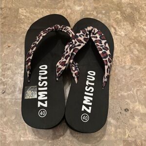 ZMISTUO Black Flip Flops with Leopard Print Straps